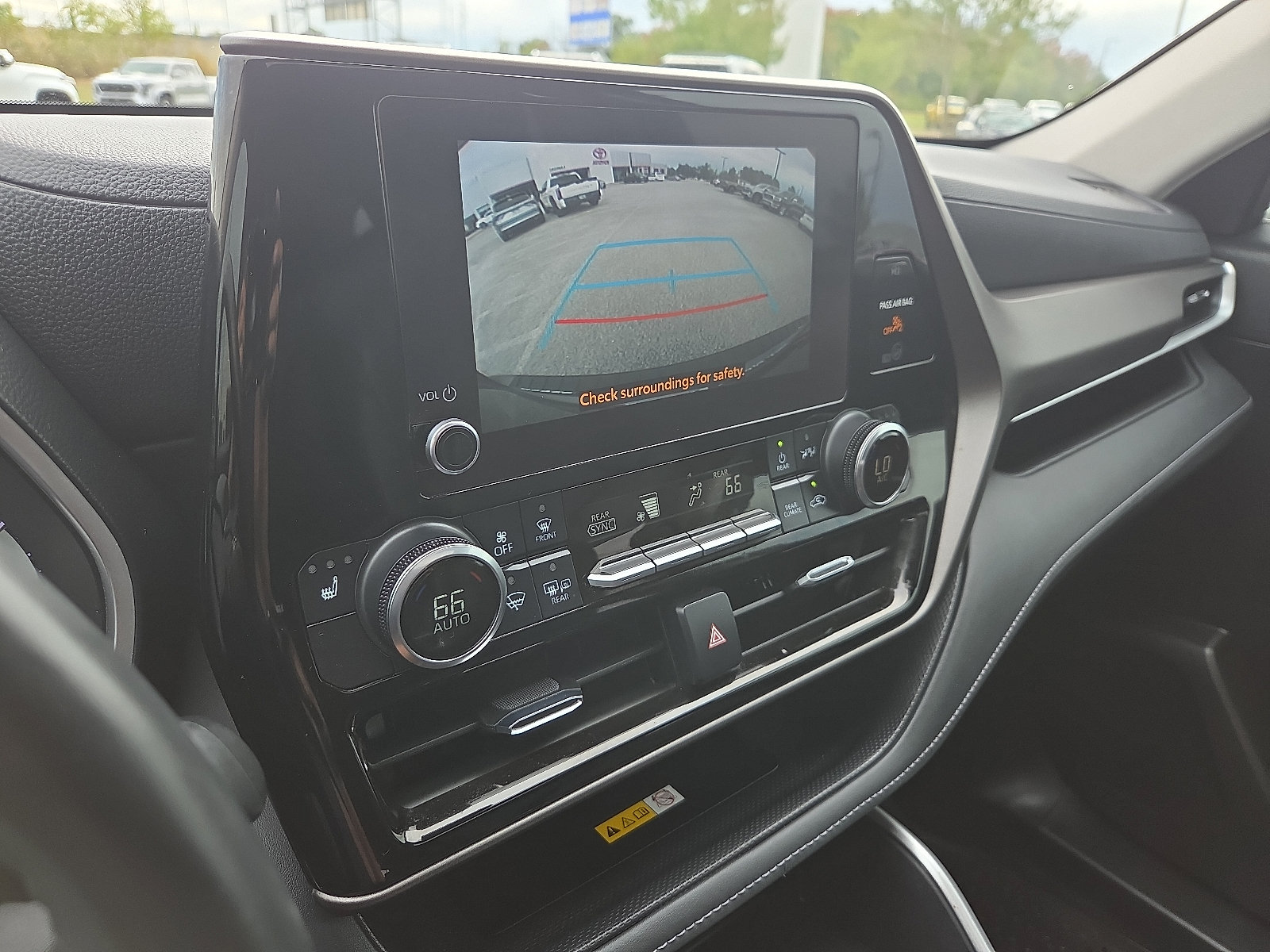 Used 2024 Toyota Highlander XLE AWD/4WD image 17