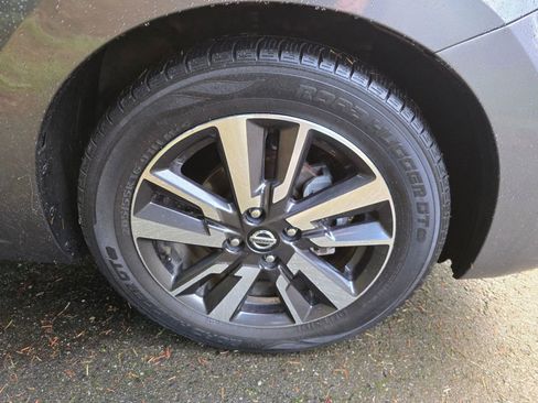 Used 2021 Nissan Versa SV image 9