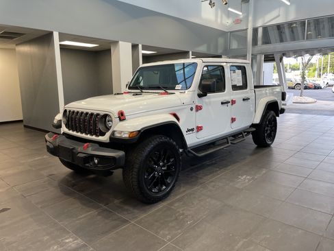Used 2025 Jeep Gladiator Sport AWD/4WD image 6