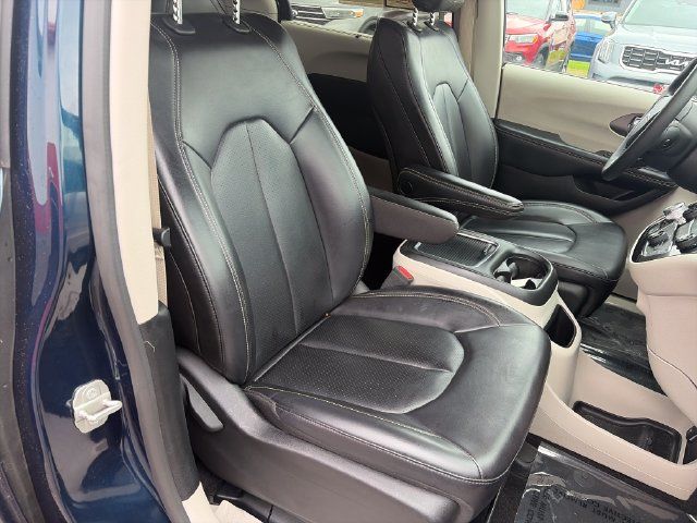 Used 2024 Chrysler Pacifica Touring-L FWD image 37