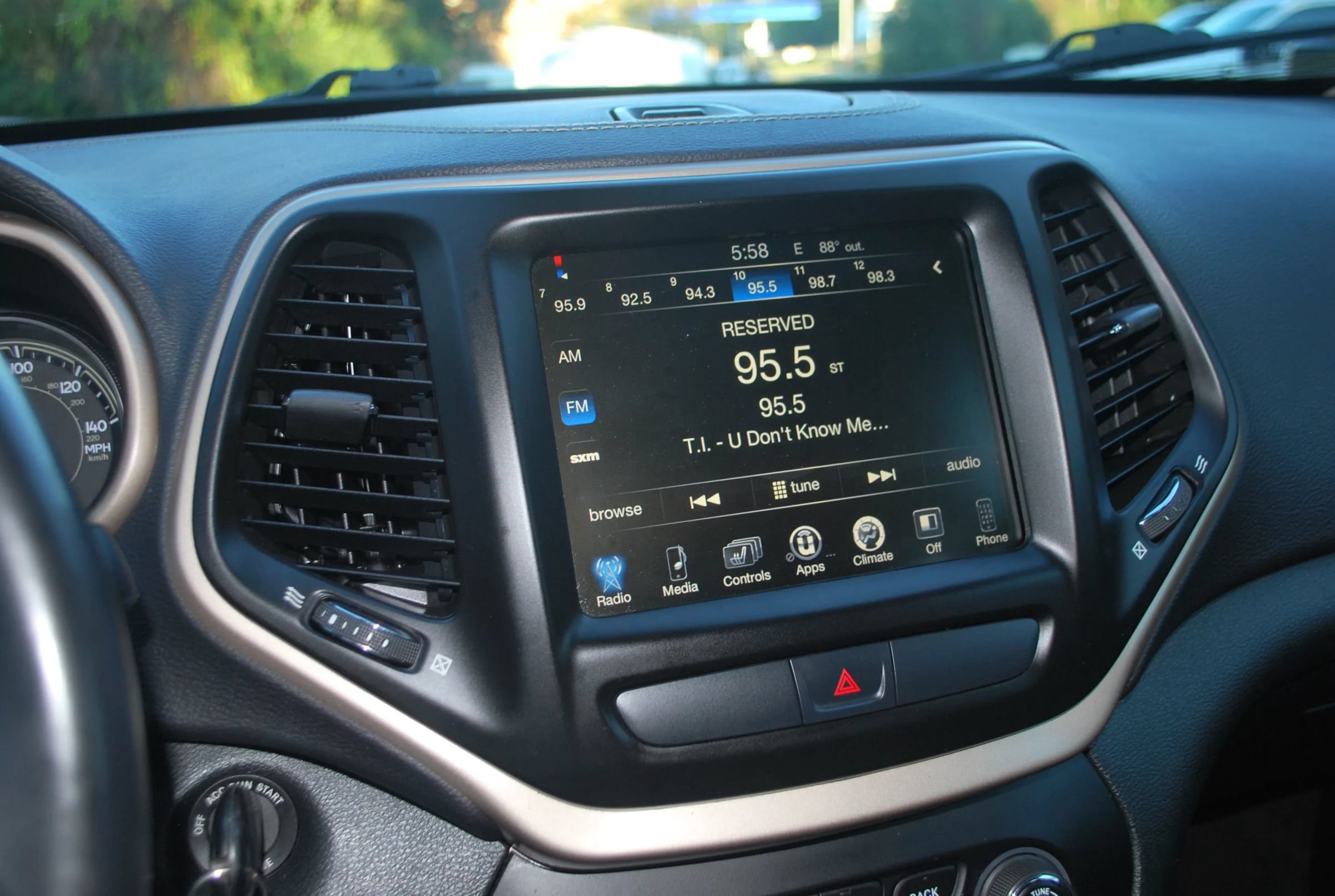 Used 2016 Jeep Cherokee Latitude w/ Cold Weather Group AWD/4WD image 9