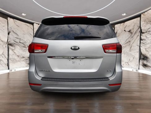 Used 2016 Kia Sedona LX image 7