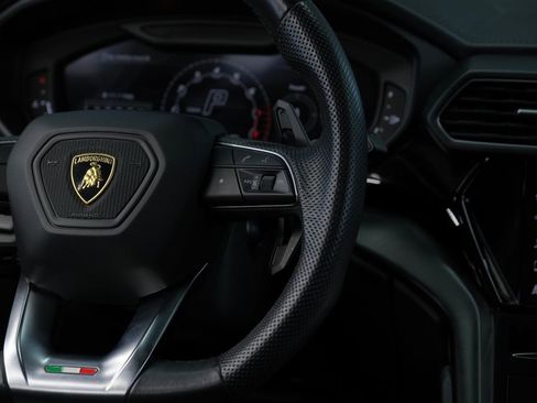 Used 2022 Lamborghini Urus AWD/4WD image 54