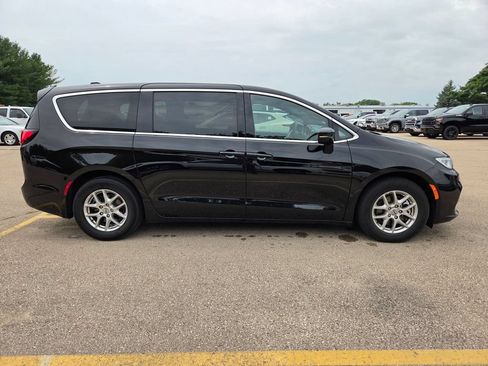 Used 2025 Chrysler Pacifica Select FWD image 4