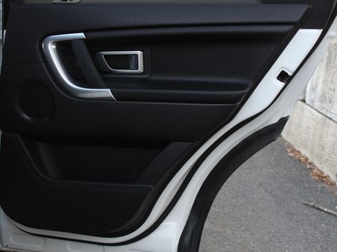 Used 2017 Land Rover Discovery Sport SE AWD/4WD image 16
