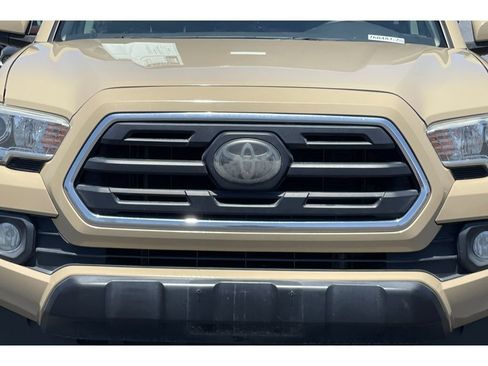 Used 2018 Toyota Tacoma SR5 RWD image 14