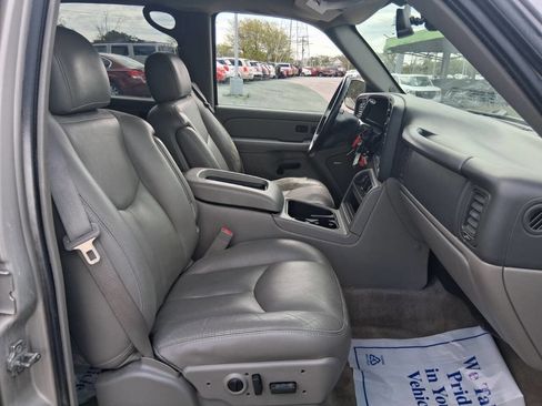 Used 2006 Chevrolet Suburban LT w/ Preferred Equipment Group AWD/4WD image 10
