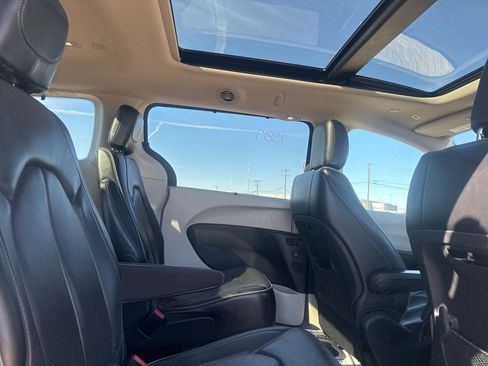 Used 2018 Chrysler Pacifica Limited image 22