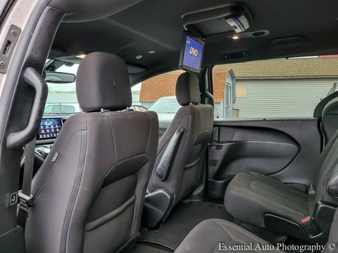 Used 2018 Chrysler Pacifica Touring Plus image 16