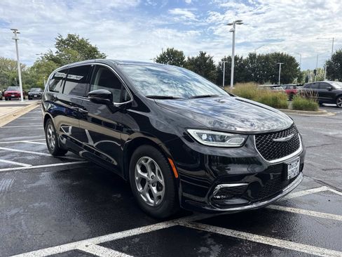 Used 2024 Chrysler Pacifica Limited FWD image 4