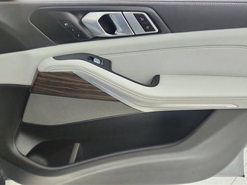 Used 2023 BMW X7 xDrive40i w/ M Sport Package image 24