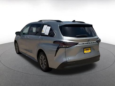 Used 2025 Toyota Sienna XLE FWD image 9