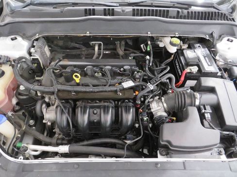 Used 2018 Ford Fusion SE image 25