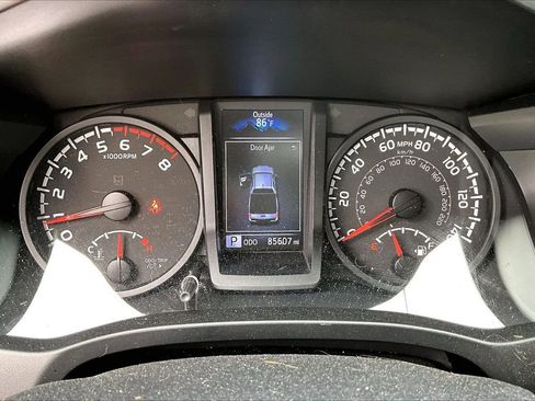 Used 2022 Toyota Tacoma SR w/ SR Convenience Package RWD image 12