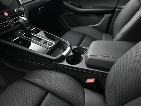 Certified 2026 Porsche Macan image 22