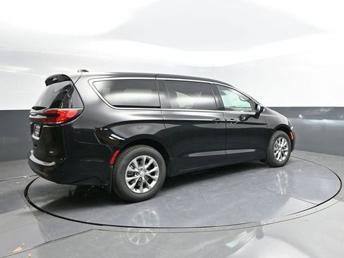 New 2026 Chrysler Pacifica Select AWD/4WD image 7