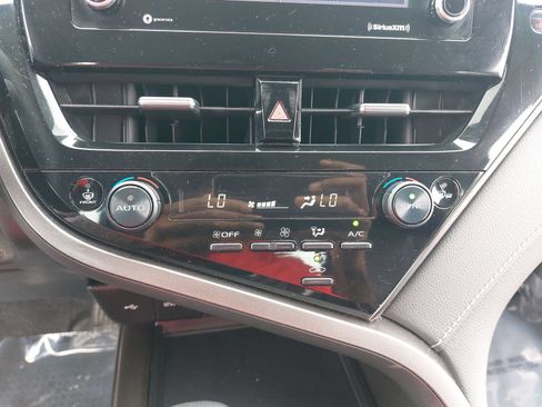 Used 2022 Toyota Camry SE FWD image 21