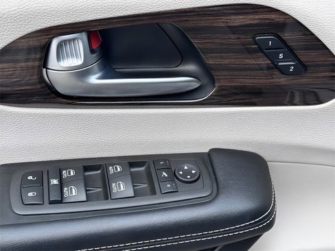 Used 2022 Chrysler Pacifica Limited image 29