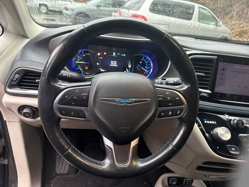 Used 2021 Chrysler Pacifica Touring-L image 20