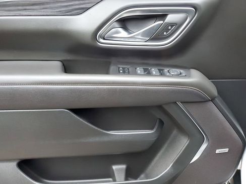 Used 2024 GMC Yukon XL SLT w/ SLT Luxury Package image 16