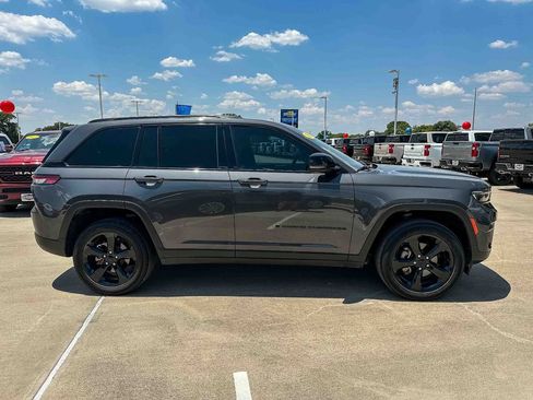 Used 2023 Jeep Grand Cherokee Altitude AWD/4WD image 2