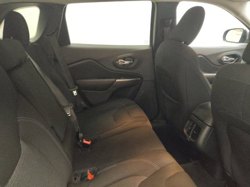 Used 2020 Jeep Cherokee Latitude AWD/4WD image 19