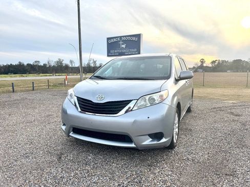 Used 2011 Toyota Sienna LE image 4