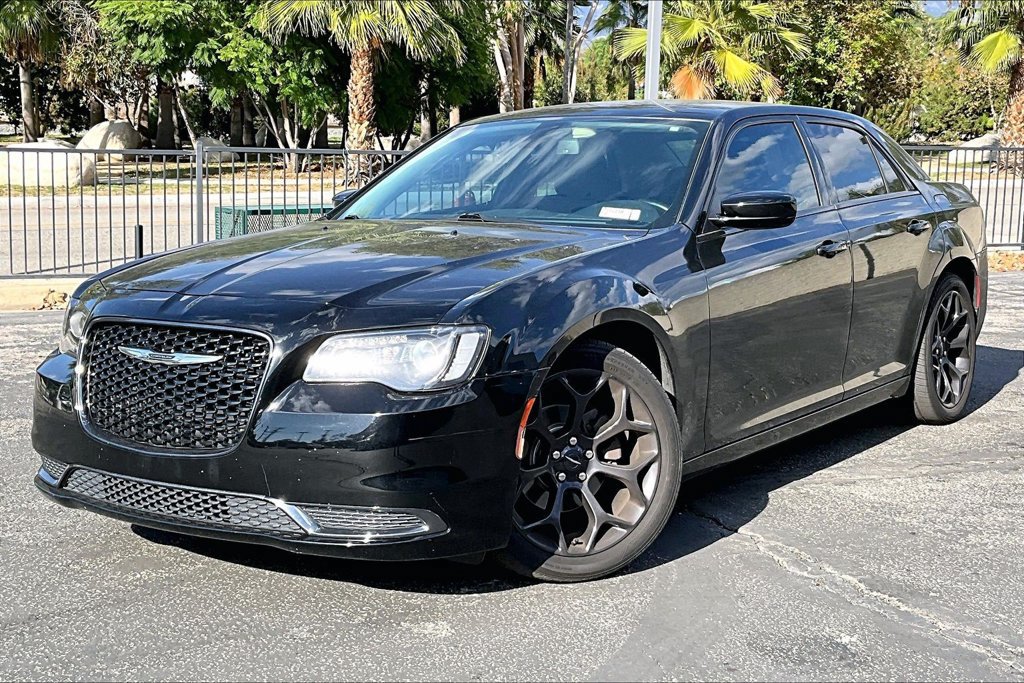 Used 2019 Chrysler 300 Touring w/ Sport Appearance Package RWD image 2