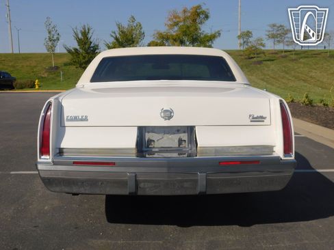 Used 1995 Cadillac Fleetwood Brougham RWD image 4