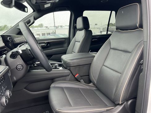 Used 2025 Chevrolet Tahoe Premier AWD/4WD image 13