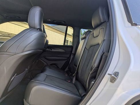 Used 2023 Jeep Grand Cherokee Altitude AWD/4WD image 14