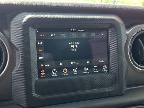 Certified 2022 Jeep Wrangler Sport AWD/4WD image 17