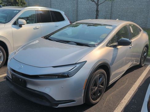 Certified 2025 Toyota Prius LE FWD image 2