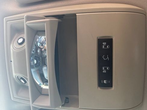 Used 2013 Chrysler Town & Country Touring FWD image 20