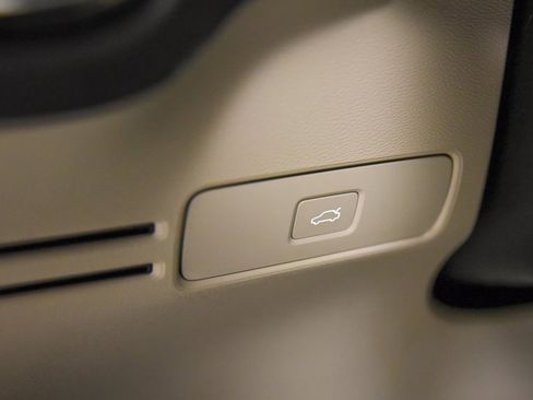 Used 2024 Volvo XC40 B5 Plus image 19