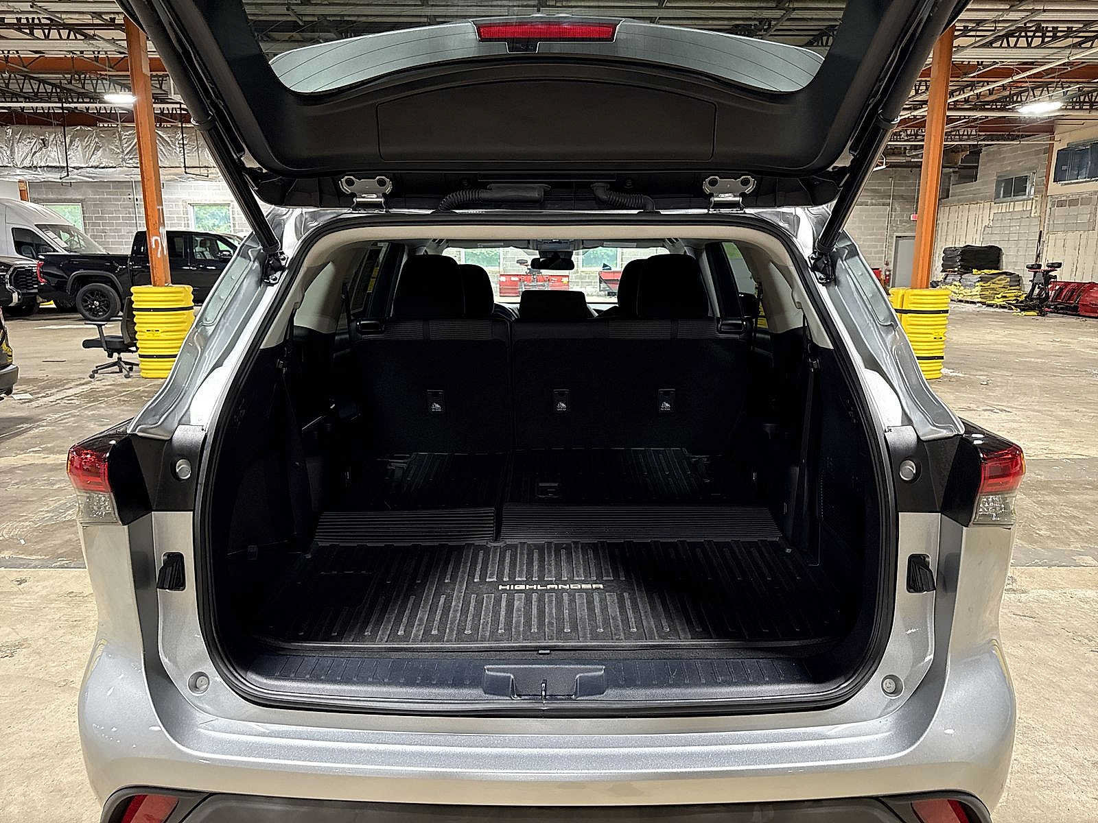 Used 2023 Toyota Highlander LE FWD image 11