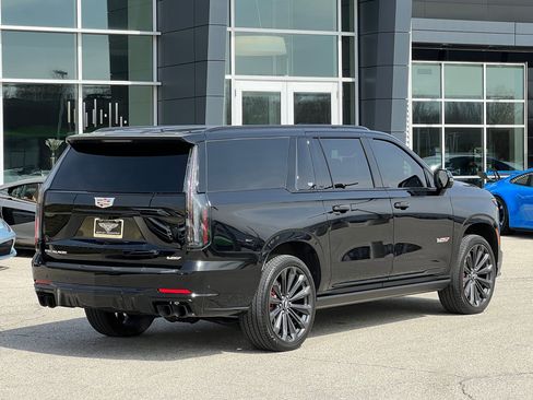 Used 2025 Cadillac Escalade ESV V AWD/4WD image 5