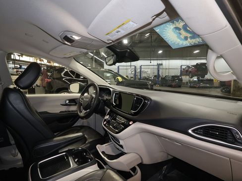 Used 2023 Chrysler Pacifica Touring-L image 25