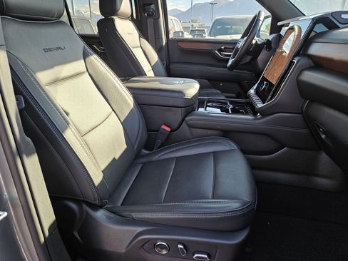 Used 2025 GMC Yukon Denali AWD/4WD image 30