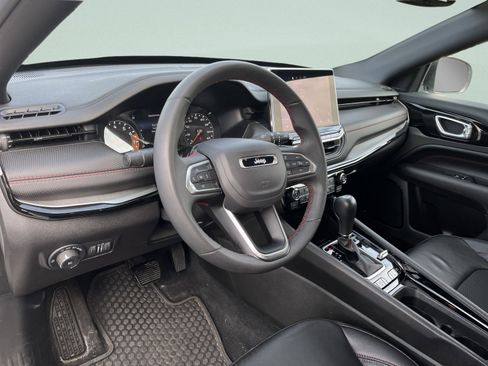 Used 2025 Jeep Compass Trailhawk AWD/4WD image 17