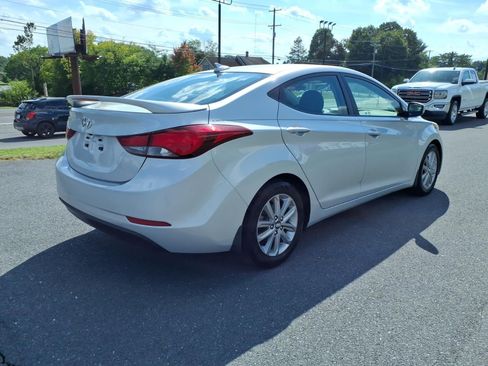 Used 2016 Hyundai Elantra SE w/ Option Group 02 FWD image 3