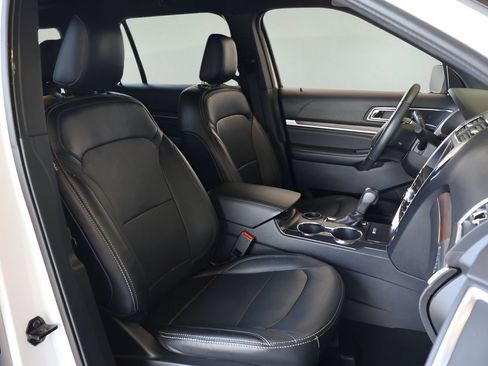 Used 2019 Ford Explorer Limited w/ Ford Safe & Smart Package FWD image 19