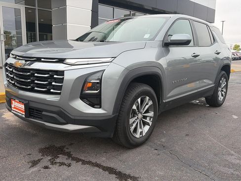 Used 2025 Chevrolet Equinox LT AWD/4WD image 2