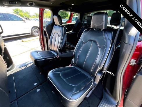 Used 2025 Chrysler Pacifica Limited FWD image 6