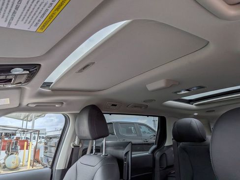 Used 2025 Kia Carnival SX Prestige image 17