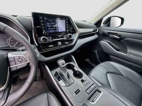 Used 2022 Toyota Highlander XLE FWD image 29
