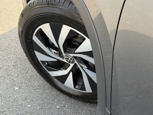 Used 2025 Volkswagen Tiguan S image 10