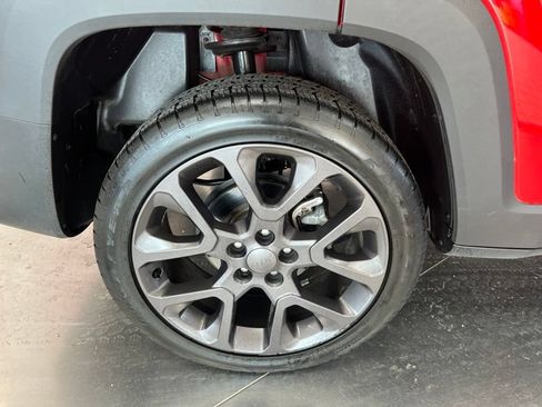 Used 2023 Jeep Renegade Latitude AWD/4WD image 9