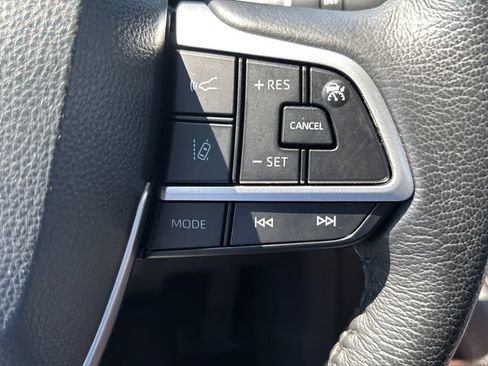 Used 2023 Toyota Sienna XLE FWD image 19