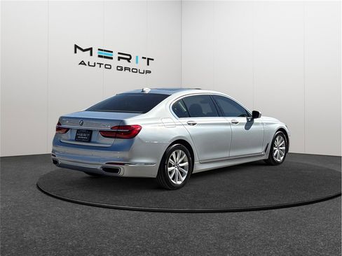 Used 2019 BMW 740i image 9